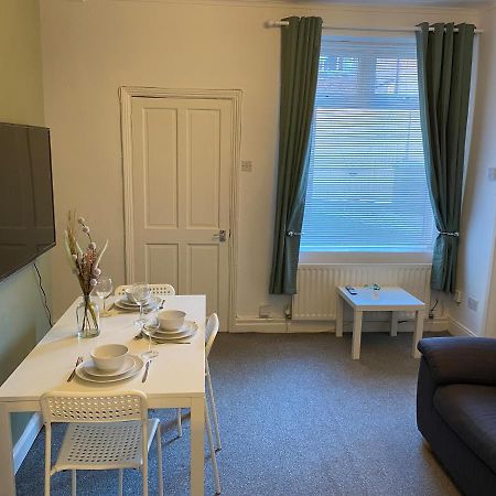 Kitchener - Wonderful 2-Bedroom Apt Sleeps 5 Free Parking Free Wifi Gateshead Εξωτερικό φωτογραφία